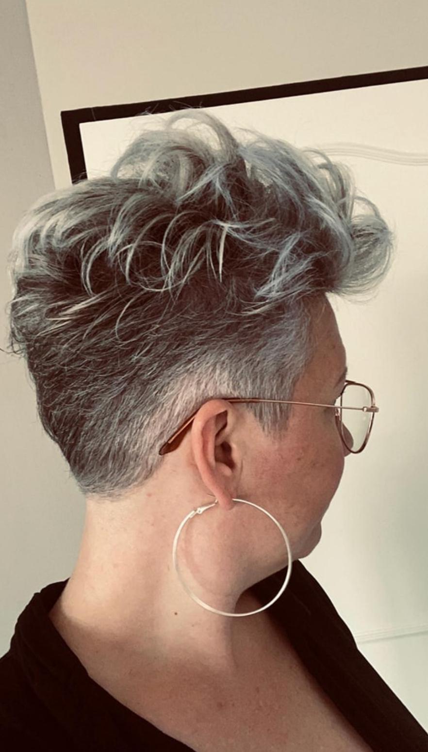 Grijze pixie cut met textuur